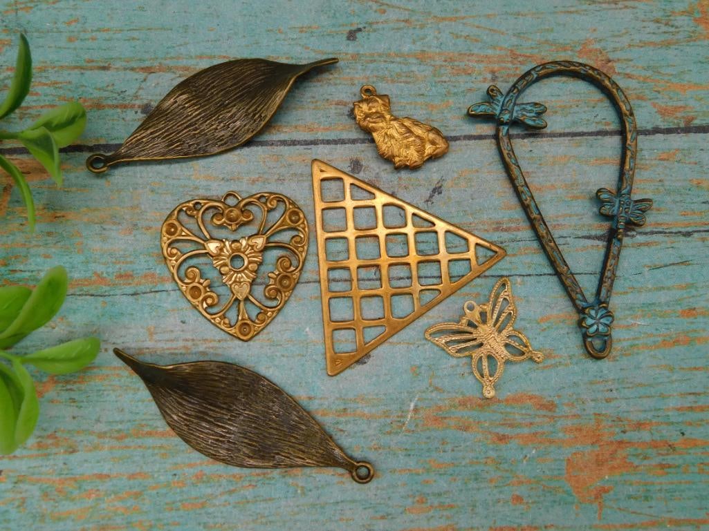 MIXED PENDANT AND STAMPING LOT: MIXED PENDANT AND STAMPING LOT