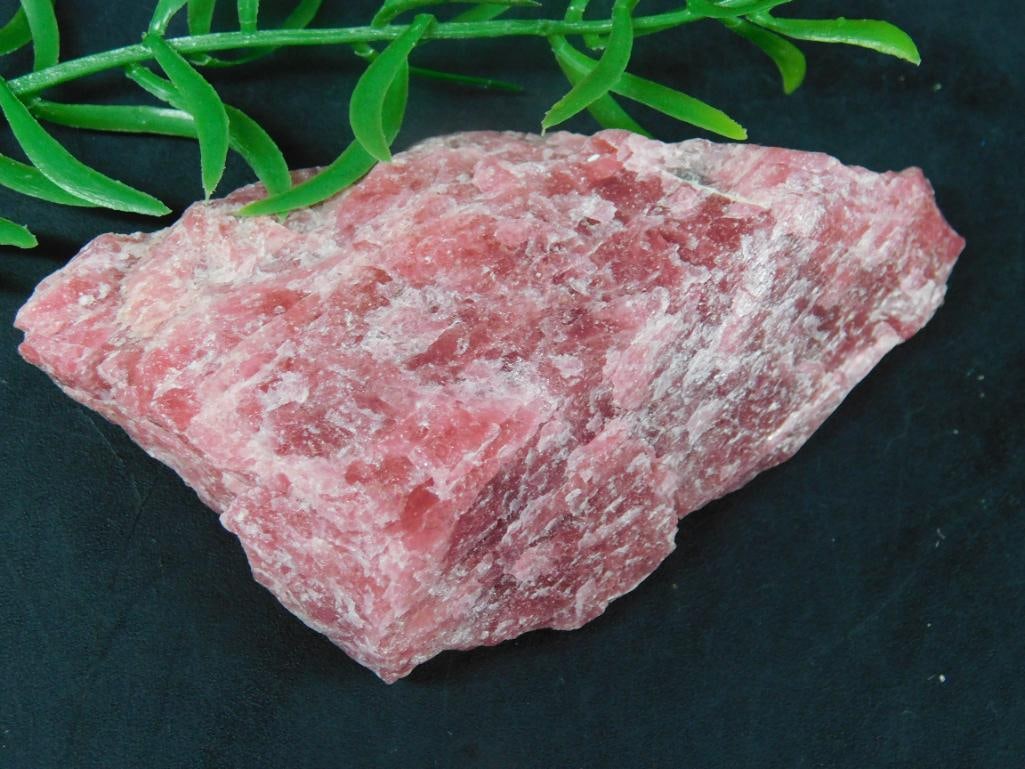 62 GRAM GEM RHODONITE ROCK STONE LAPIDARY SPECIMEN: 62 GRAM GEM RHODONITE ROCK STONE LAPIDARY SPECIMEN