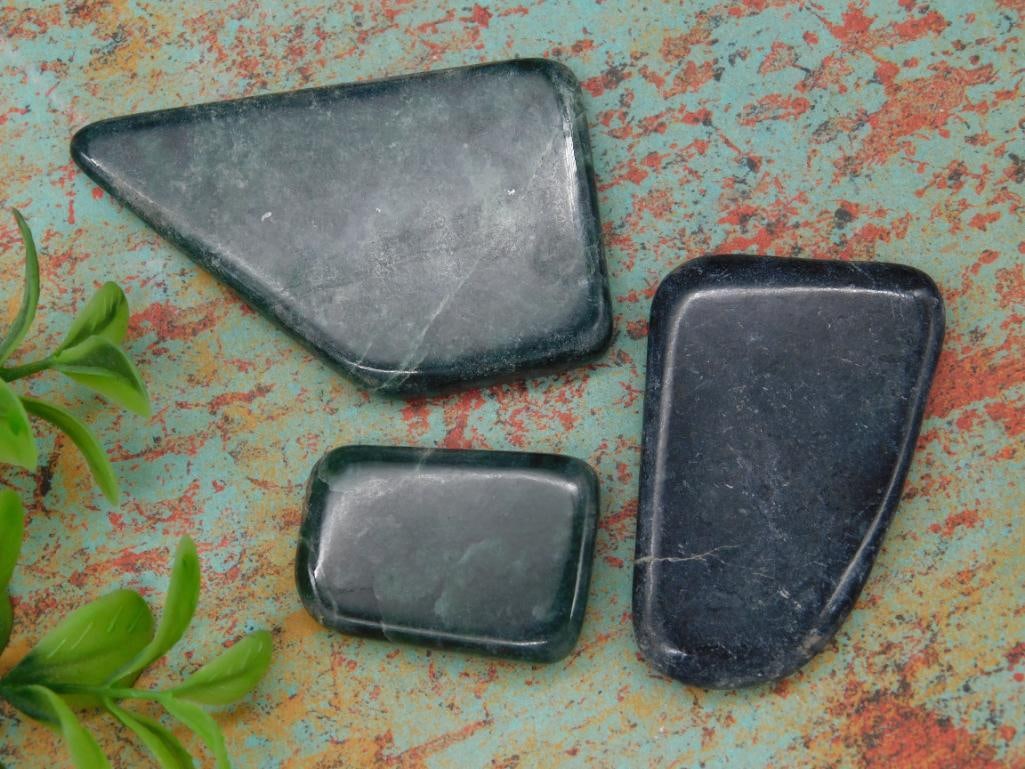 JADE ROCK STONE LAPIDARY SPECIMEN: JADE ROCK STONE LAPIDARY SPECIMEN