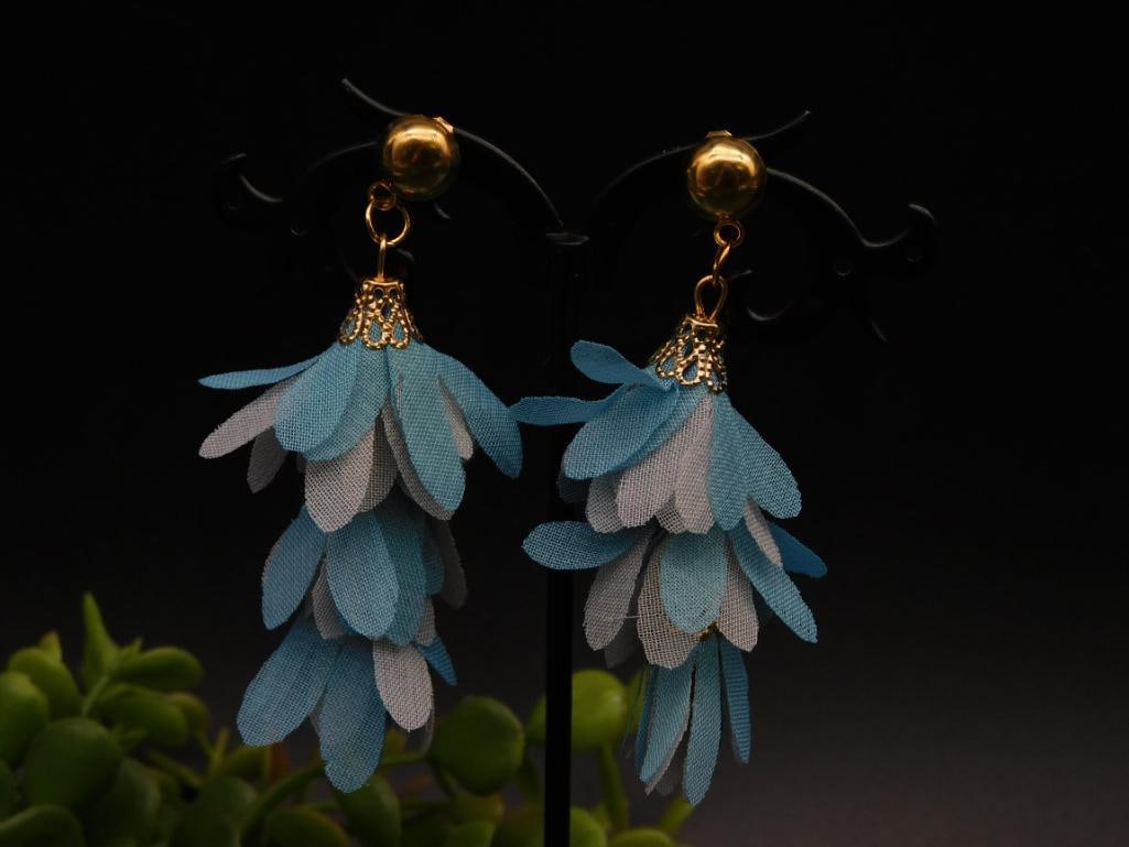 Blue Layered Floral Dangle Earrings: Blue Layered Floral Dangle Earrings