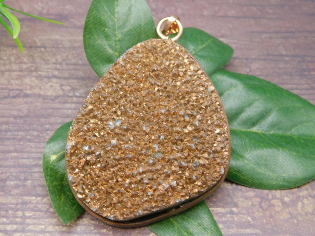 TITANIUM AMETHYST PENDANT ROCK STONE LAPIDARY SPECIMEN: WELCOME TO HATMAN AUCTIONS! SPECIAL NOTICE: Please see photos for measurements and descriptions. ***Yes, we have in house shipping with MANY REPEAT CUSTOMERS because of our streamlined service. ****We