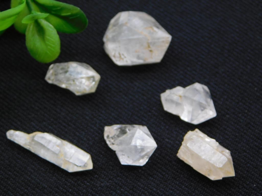 HERKIMER DIAMONDS ROCK STONE LAPIDARY SPECIMEN: WELCOME TO HATMAN AUCTIONS! SPECIAL NOTICE: Please see photos for measurements and descriptions. ***Yes, we have in house shipping with MANY REPEAT CUSTOMERS because of our streamlined service.