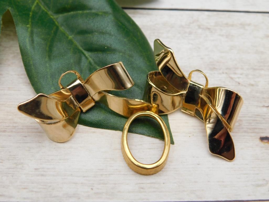 BOW PINS: Thank you for attending HATMAN AUCTIONS! Yes, we ship all items that are not oversized. Please see photos for measurements and description. SPECIAL NOTICE: Many items are PICK UP ONLY by APPOINTMENT