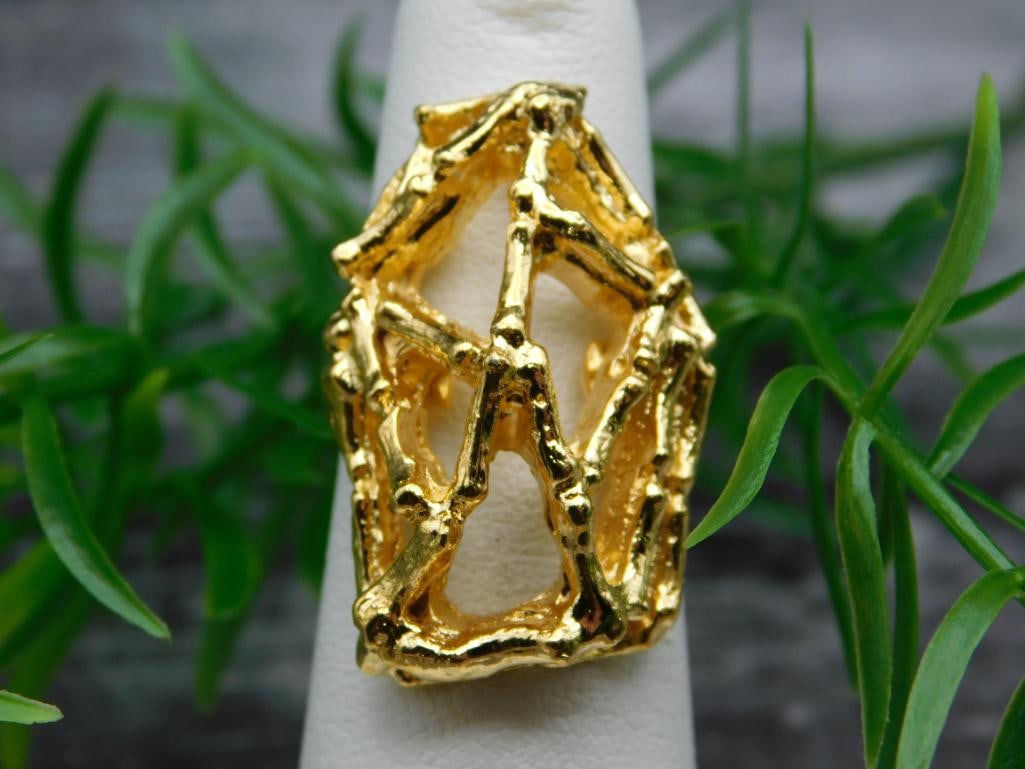 RING: Thank you for attending HATMAN AUCTIONS! Yes, we ship all items that are not oversized. Please see photos for measurements and description. SPECIAL NOTICE: Many items are PICK UP ONLY by APPOINTMENT