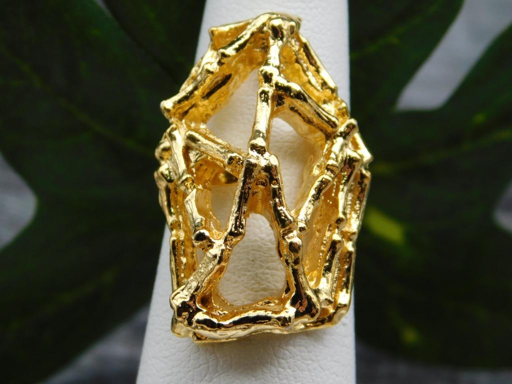 RING: Thank you for attending HATMAN AUCTIONS! Yes, we ship all items that are not oversized. Please see photos for measurements and description. SPECIAL NOTICE: Many items are PICK UP ONLY by APPOINTMENT
