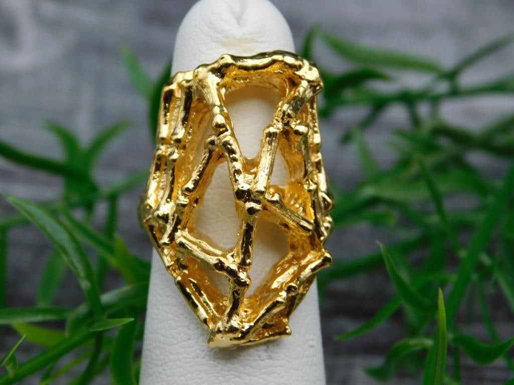 RING: Thank you for attending HATMAN AUCTIONS! Yes, we ship all items that are not oversized. Please see photos for measurements and description. SPECIAL NOTICE: Many items are PICK UP ONLY by APPOINTMENT