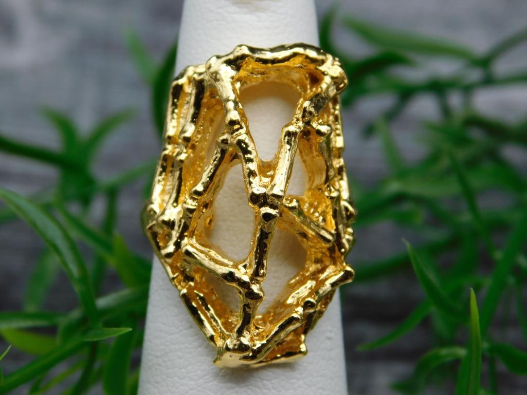 RING: Thank you for attending HATMAN AUCTIONS! Yes, we ship all items that are not oversized. Please see photos for measurements and description. SPECIAL NOTICE: Many items are PICK UP ONLY by APPOINTMENT