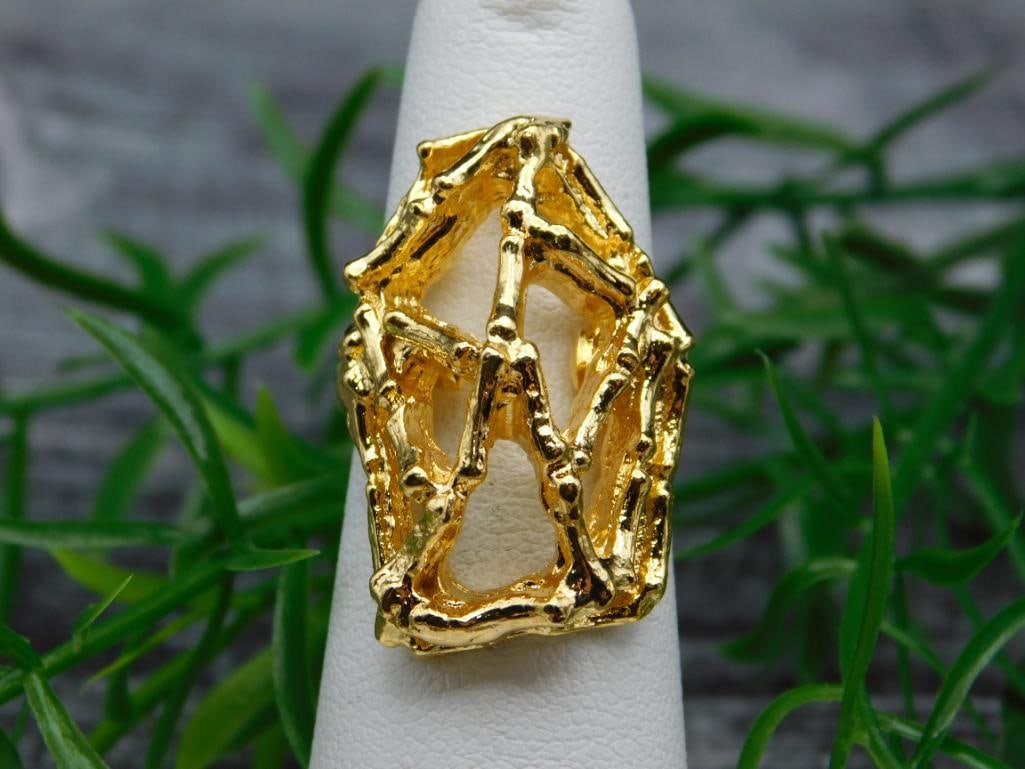 RING: Thank you for attending HATMAN AUCTIONS! Yes, we ship all items that are not oversized. Please see photos for measurements and description. SPECIAL NOTICE: Many items are PICK UP ONLY by APPOINTMENT