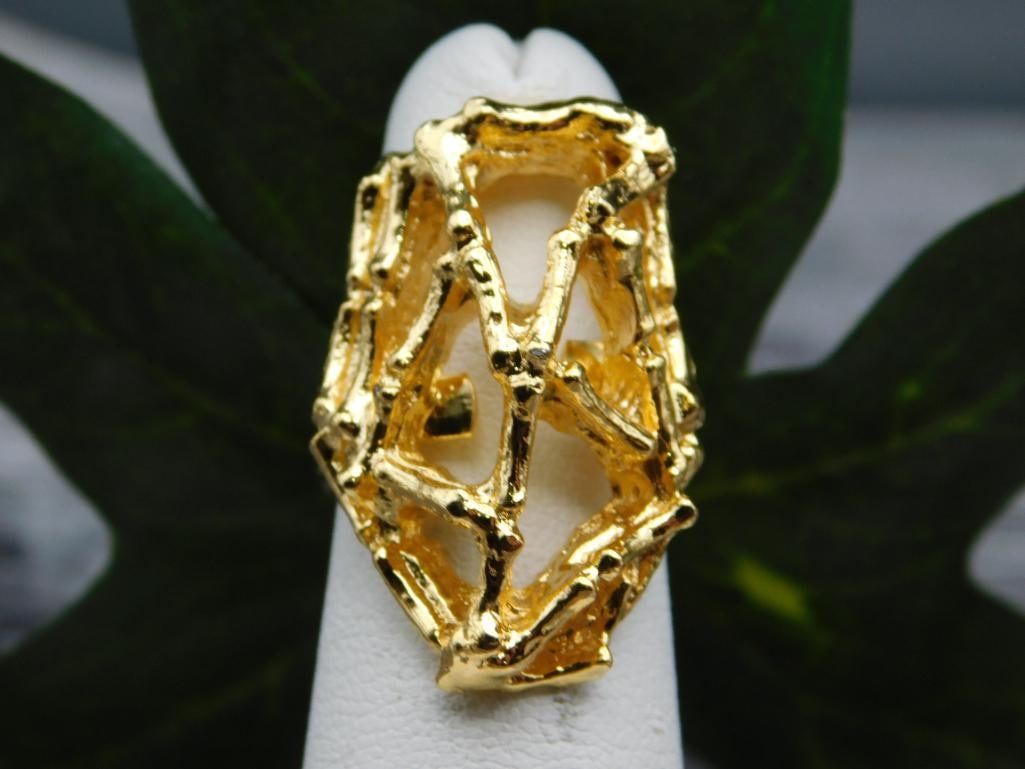 RING: Thank you for attending HATMAN AUCTIONS! Yes, we ship all items that are not oversized. Please see photos for measurements and description. SPECIAL NOTICE: Many items are PICK UP ONLY by APPOINTMENT