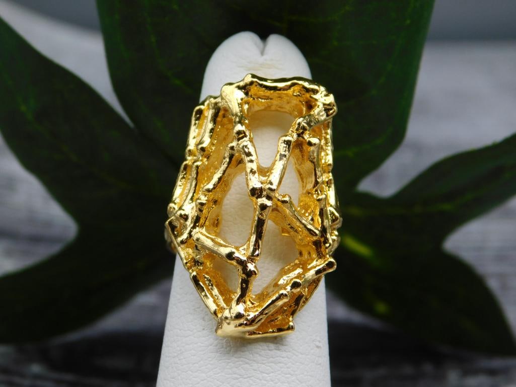 RING: Thank you for attending HATMAN AUCTIONS! Yes, we ship all items that are not oversized. Please see photos for measurements and description. SPECIAL NOTICE: Many items are PICK UP ONLY by APPOINTMENT