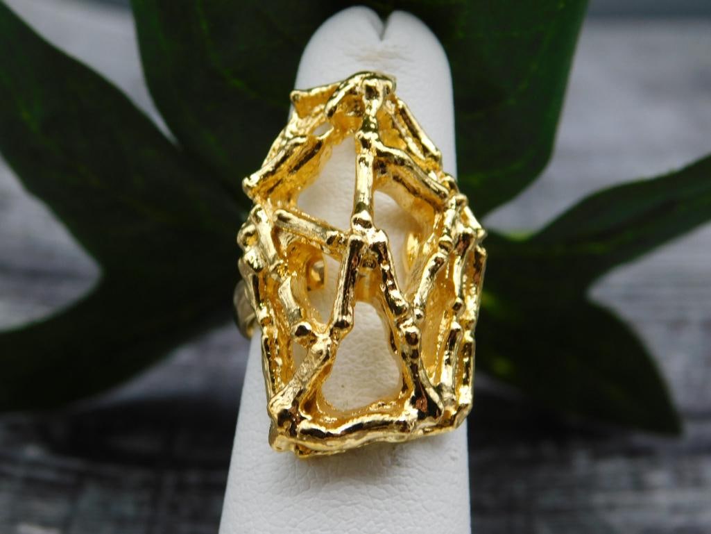 RING: Thank you for attending HATMAN AUCTIONS! Yes, we ship all items that are not oversized. Please see photos for measurements and description. SPECIAL NOTICE: Many items are PICK UP ONLY by APPOINTMENT O
