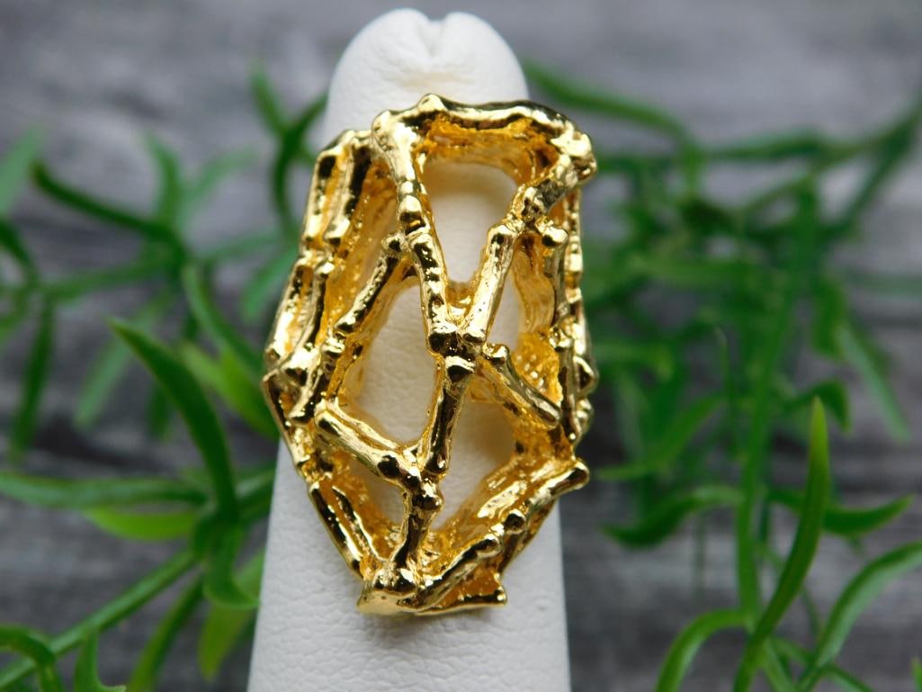RING: Thank you for attending HATMAN AUCTIONS! Yes, we ship all items that are not oversized. Please see photos for measurements and description. SPECIAL NOTICE: Many items are PICK UP ONLY by APPOINTMENT O