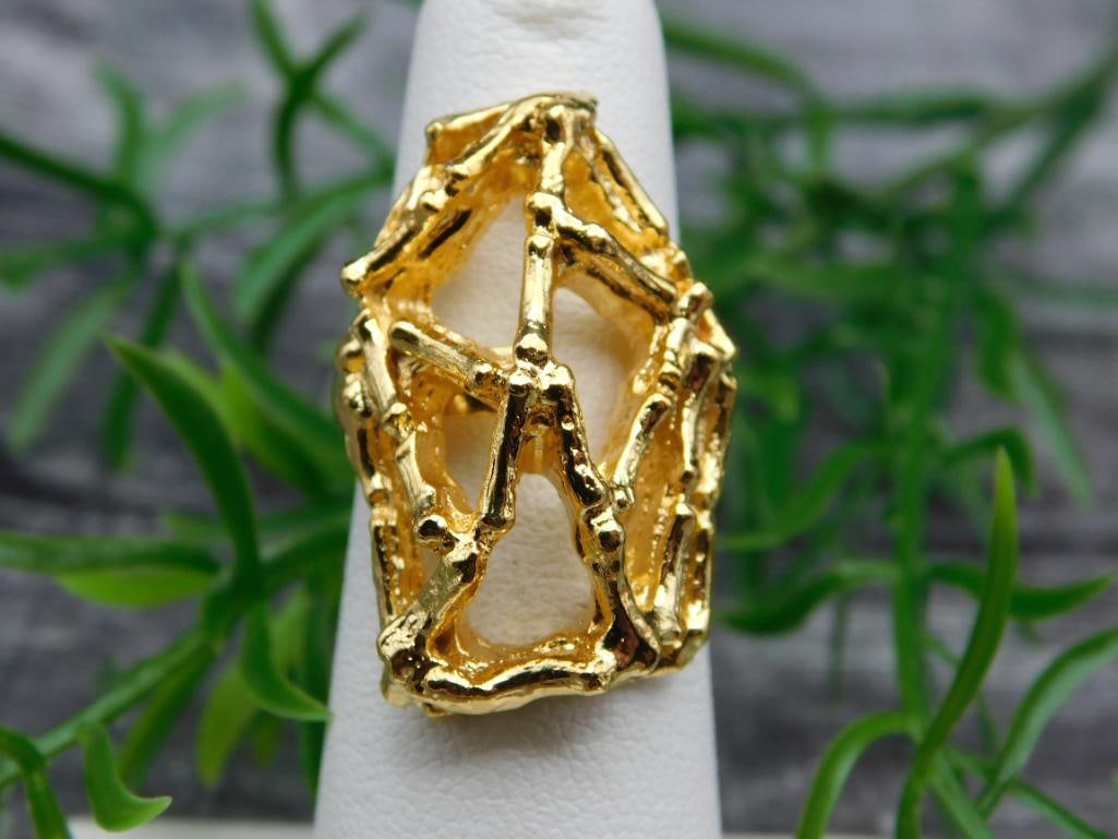 RING: Thank you for attending HATMAN AUCTIONS! Yes, we ship all items that are not oversized. Please see photos for measurements and description. SPECIAL NOTICE: Many items are PICK UP ONLY by APPOINTMENT