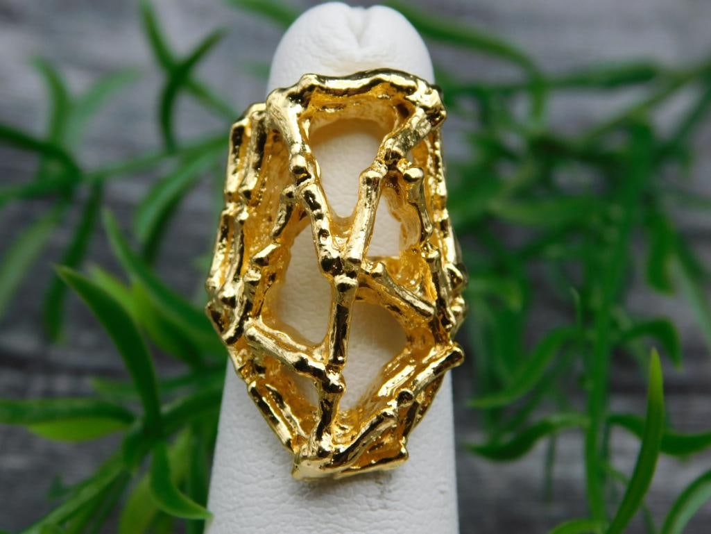 RING: Thank you for attending HATMAN AUCTIONS! Yes, we ship all items that are not oversized. Please see photos for measurements and description. SPECIAL NOTICE: Many items are PICK UP ONLY by APPOINTMENT