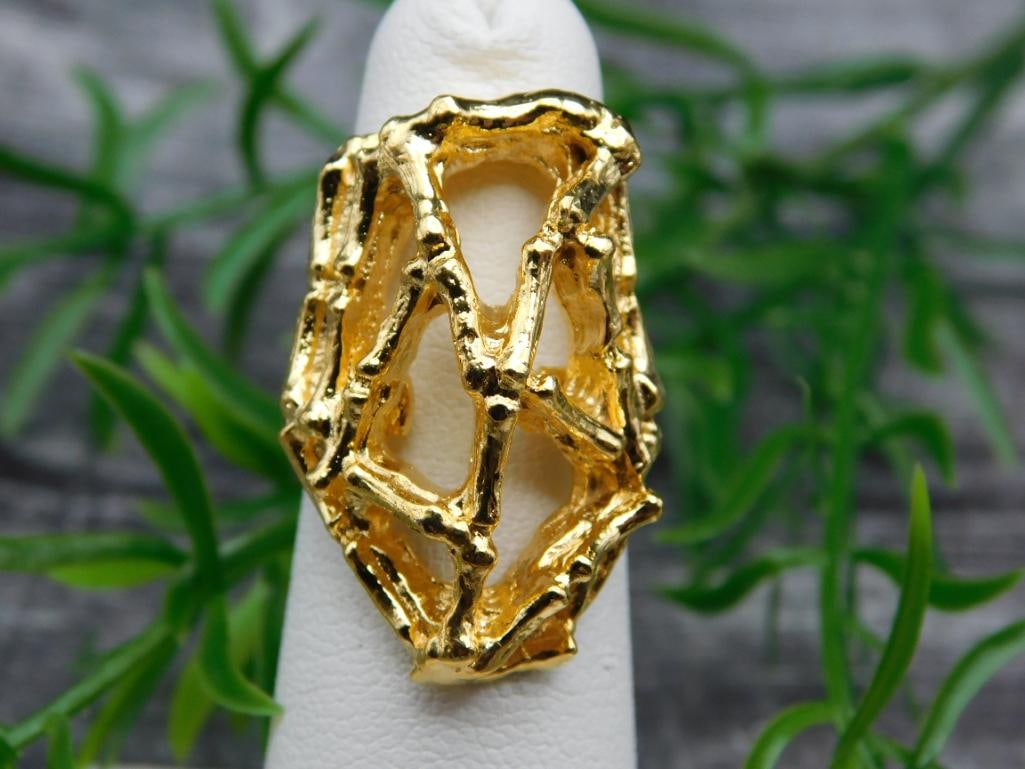 RING: Thank you for attending HATMAN AUCTIONS! Yes, we ship all items that are not oversized. Please see photos for measurements and description. SPECIAL NOTICE: Many items are PICK UP ONLY by APPOINTMENT