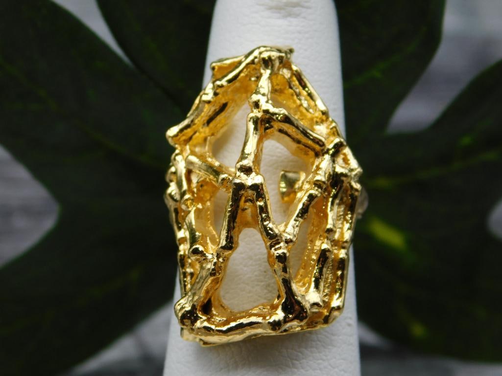 RING: Thank you for attending HATMAN AUCTIONS! Yes, we ship all items that are not oversized. Please see photos for measurements and description. SPECIAL NOTICE: Many items are PICK UP ONLY by APPOINTMENT O