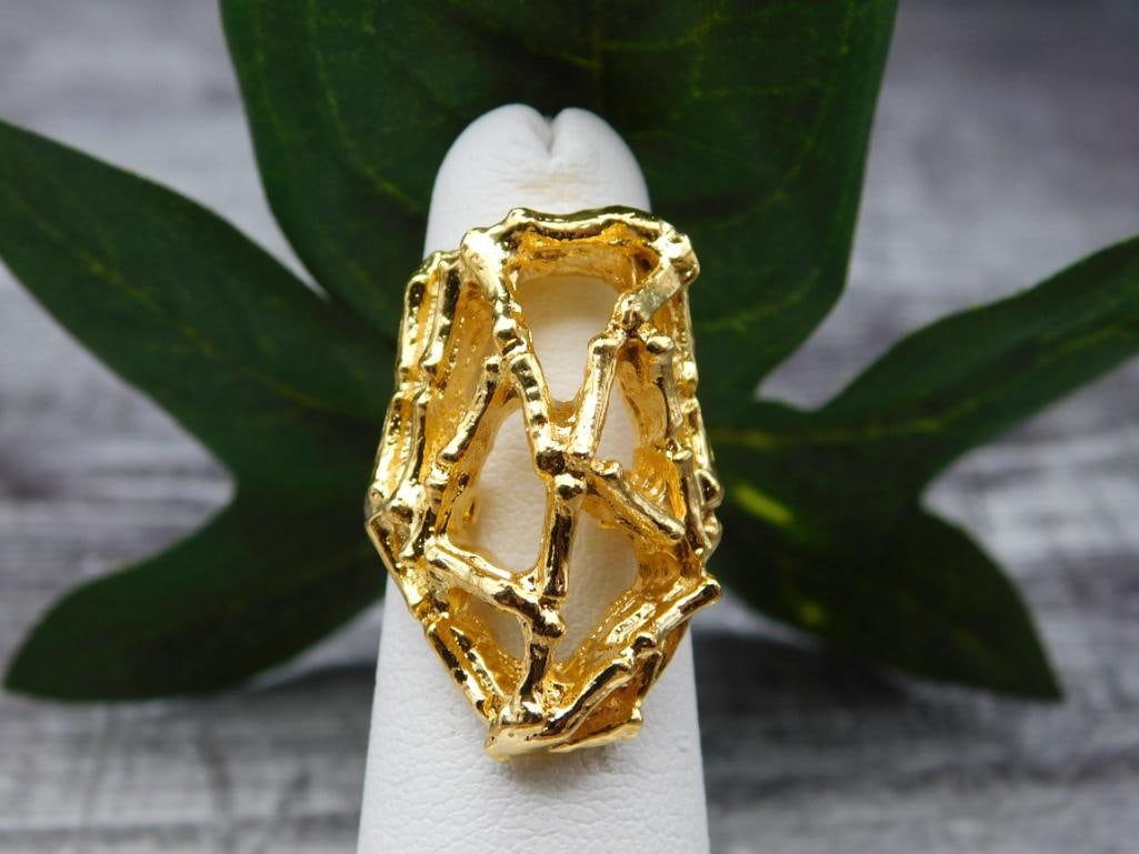 RING: Thank you for attending HATMAN AUCTIONS! Yes, we ship all items that are not oversized. Please see photos for measurements and description. SPECIAL NOTICE: Many items are PICK UP ONLY by APPOINTMENT O