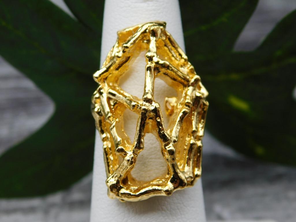RING: Thank you for attending HATMAN AUCTIONS! Yes, we ship all items that are not oversized. Please see photos for measurements and description. SPECIAL NOTICE: Many items are PICK UP ONLY by APPOINTMENT