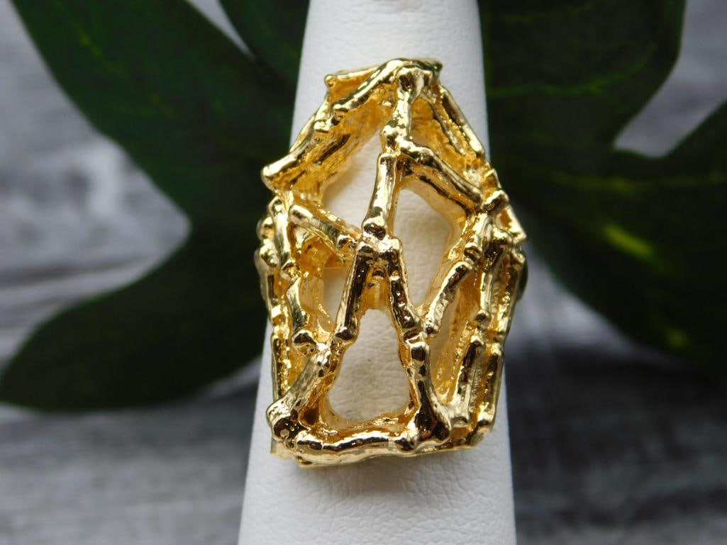 RING: Thank you for attending HATMAN AUCTIONS! Yes, we ship all items that are not oversized. Please see photos for measurements and description. SPECIAL NOTICE: Many items are PICK UP ONLY by APPOINTMENT