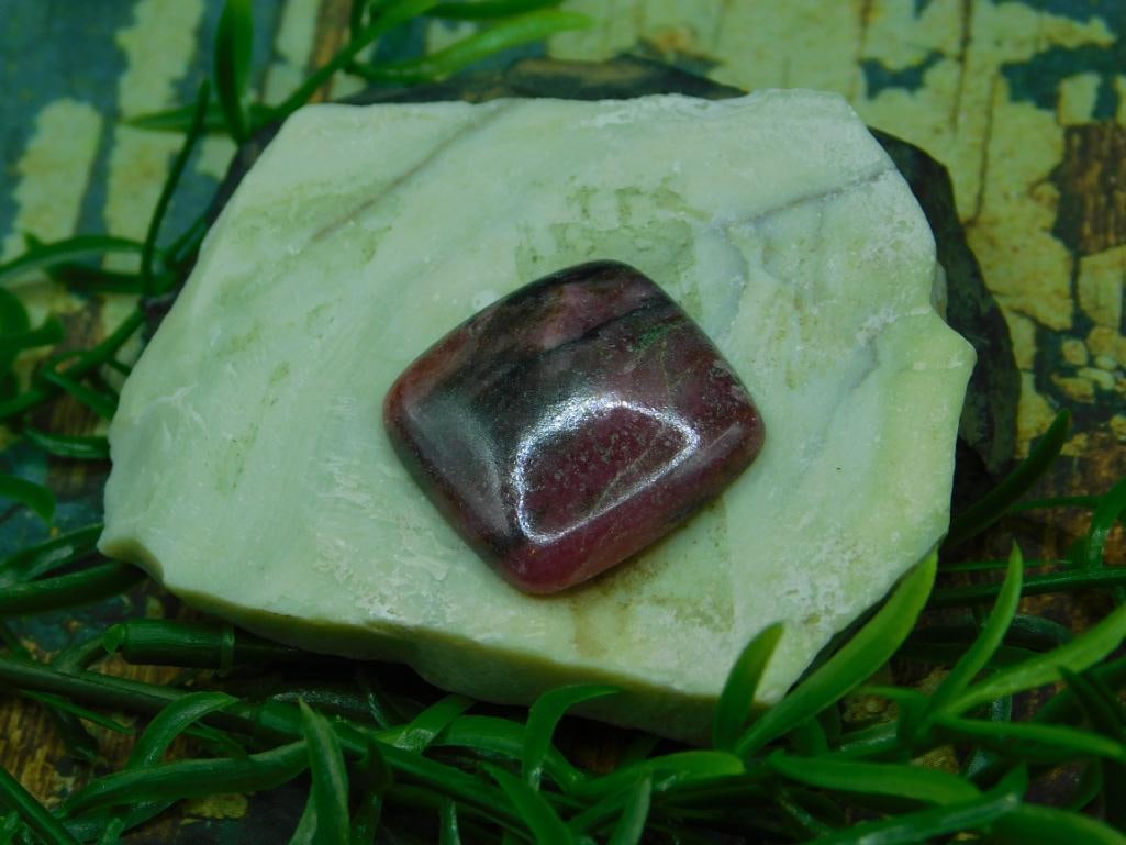 RHODONITE CABOCHON ROCK STONE LAPIDARY SPECIMEN: RHODONITE CABOCHON ROCK STONE LAPIDARY SPECIMEN