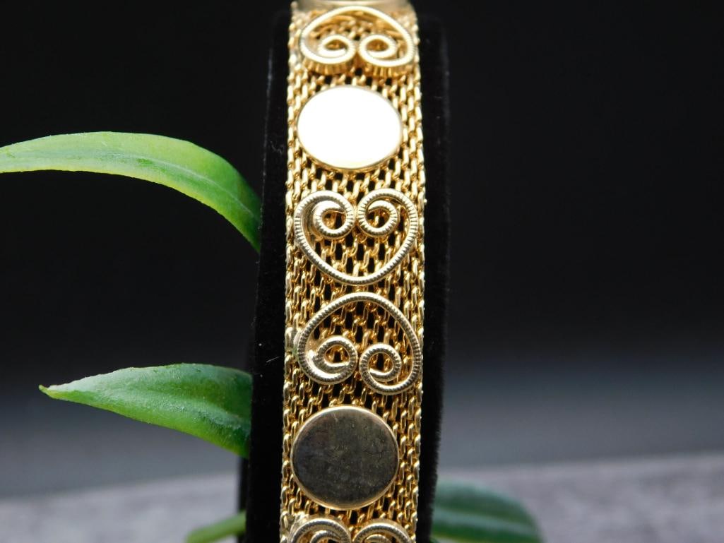 BRACELET: Thank you for attending HATMAN AUCTIONS! Yes, we ship all items that are not oversized. Please see photos for measurements and description. SPECIAL NOTICE: Many items are PICK UP ONLY by APPOINTMENT