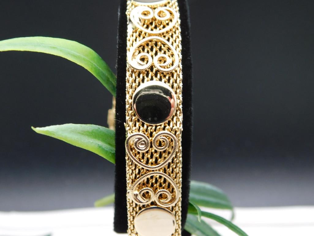 BRACELET: Thank you for attending HATMAN AUCTIONS! Yes, we ship all items that are not oversized. Please see photos for measurements and description. SPECIAL NOTICE: Many items are PICK UP ONLY by APPOINTMENT