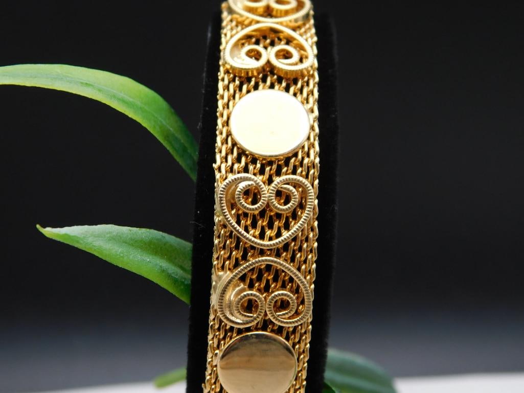 BRACELET: Thank you for attending HATMAN AUCTIONS! Yes, we ship all items that are not oversized. Please see photos for measurements and description. SPECIAL NOTICE: Many items are PICK UP ONLY by APPOINTMENT