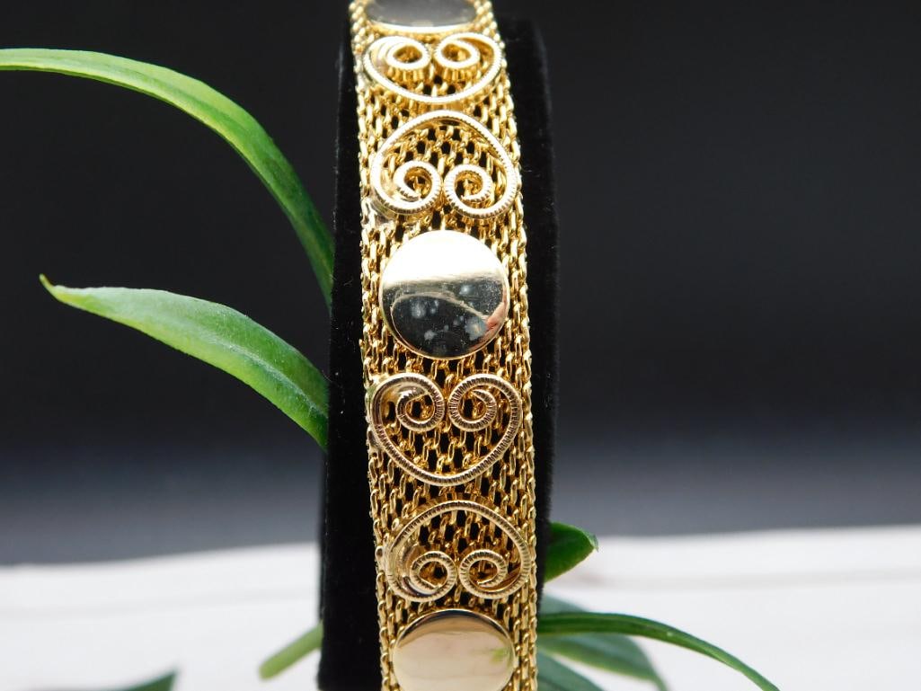 BRACELET: Thank you for attending HATMAN AUCTIONS! Yes, we ship all items that are not oversized. Please see photos for measurements and description. SPECIAL NOTICE: Many items are PICK UP ONLY by APPOINTMENT