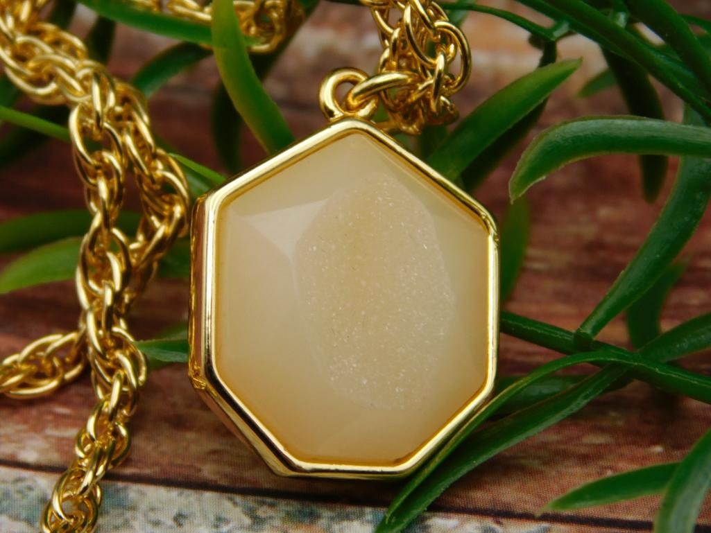 DRUZY QUARTZ PENDANT NECKLACE ROCK STONE LAPIDARY SPECIMEN: Thank you for attending HATMAN AUCTIONS! Yes, we ship all items that are not oversized. Please see photos for measurements and description. SPECIAL NOTICE: Many items are PICK UP ONLY by APPOINTMENT