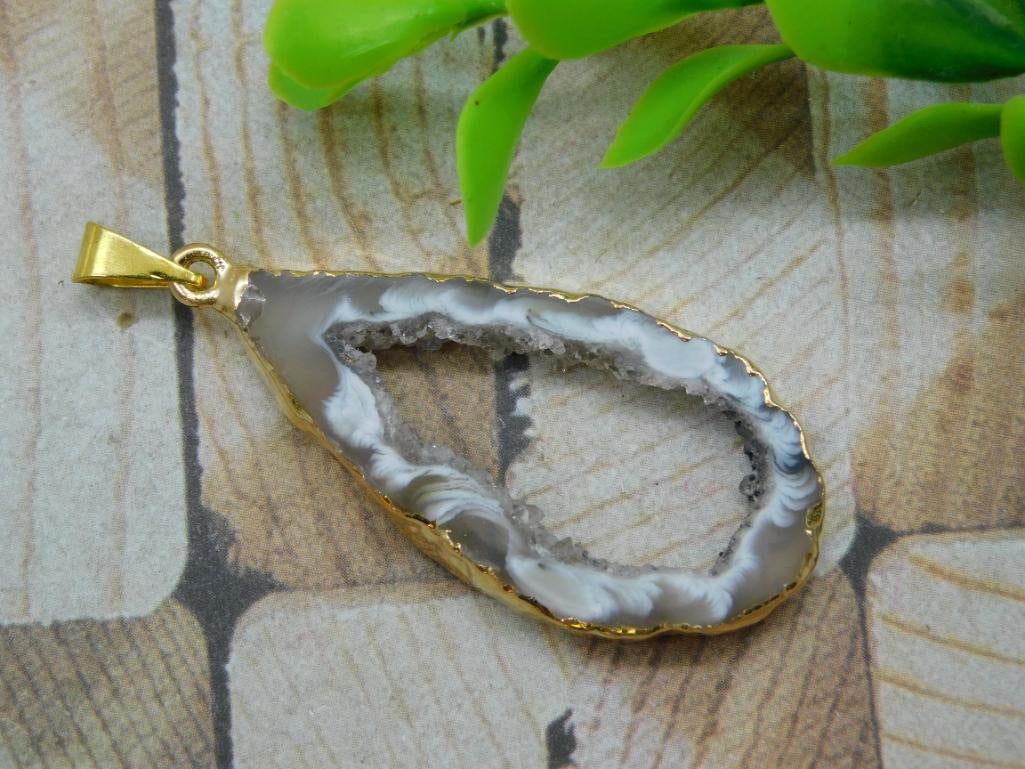 GEODE SLICE PENDANT ROCK STONE LAPIDARY SPECIMEN: WELCOME TO HATMAN AUCTIONS! SPECIAL NOTICE: Please see photos for measurements and descriptions. ***Yes, we have in house shipping with MANY REPEAT CUSTOMERS because of our streamlined service. ****We