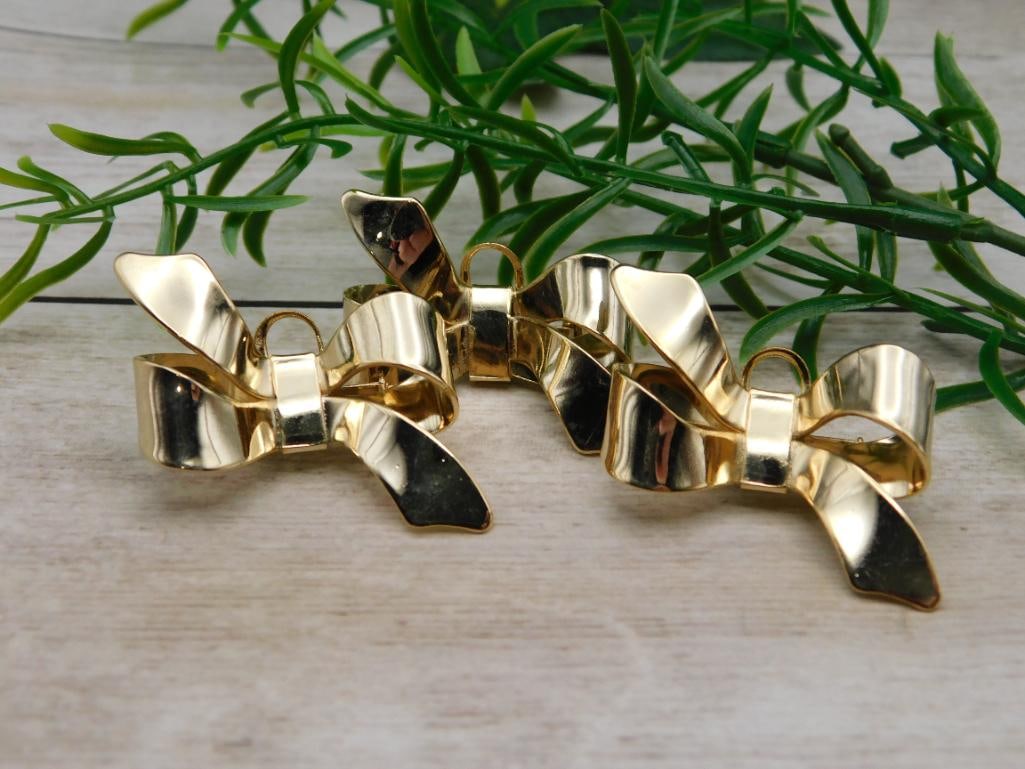 BOW PINS: Thank you for attending HATMAN AUCTIONS! Yes, we ship all items that are not oversized. Please see photos for measurements and description. SPECIAL NOTICE: Many items are PICK UP ONLY by APPOINTMENT