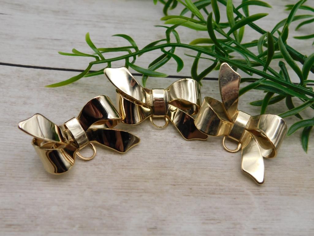 BOW PINS: Thank you for attending HATMAN AUCTIONS! Yes, we ship all items that are not oversized. Please see photos for measurements and description. SPECIAL NOTICE: Many items are PICK UP ONLY by APPOINTMENT