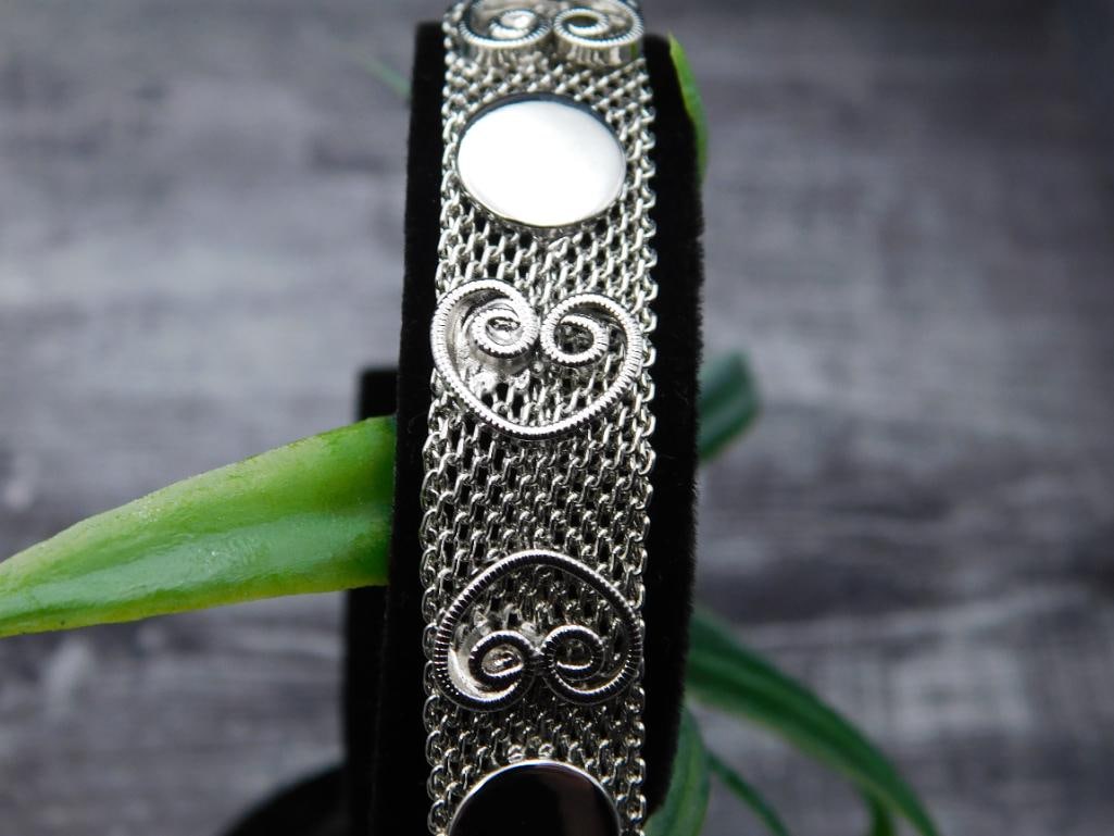 BRACELET: WELCOME TO HATMAN AUCTIONS! SPECIAL NOTICE: Please see photos for measurements and descriptions. ***Yes, we have in house shipping with MANY REPEAT CUSTOMERS because of our streamlined service.
