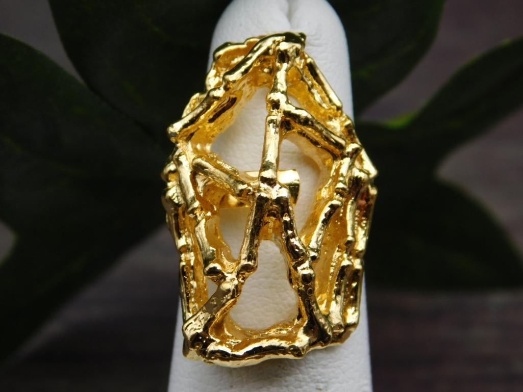 RING: WELCOME TO HATMAN AUCTIONS! SPECIAL NOTICE: Please see photos for measurements and descriptions. ***Yes, we have in house shipping with MANY REPEAT CUSTOMERS because of our streamlined service. ****We