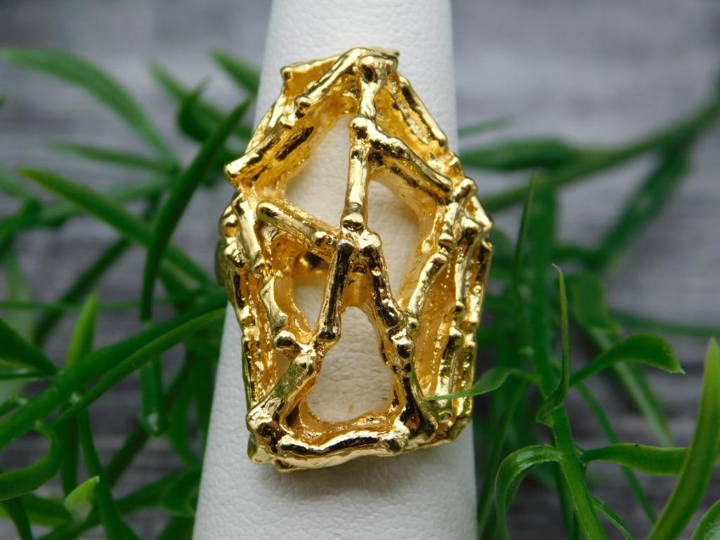 RING: WELCOME TO HATMAN AUCTIONS! SPECIAL NOTICE: Please see photos for measurements and descriptions. ***Yes, we have in house shipping with MANY REPEAT CUSTOMERS because of our streamlined service. ****We