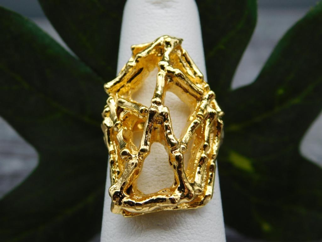 RING: WELCOME TO HATMAN AUCTIONS! SPECIAL NOTICE: Please see photos for measurements and descriptions. ***Yes, we have in house shipping with MANY REPEAT CUSTOMERS because of our streamlined service. ****We