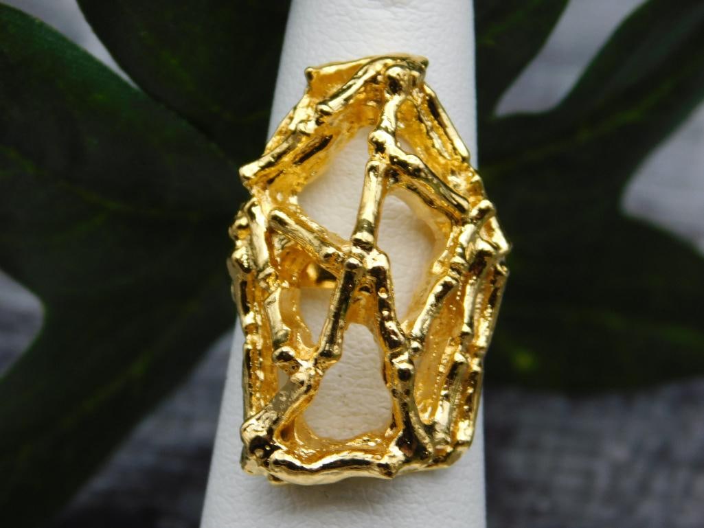 RING: WELCOME TO HATMAN AUCTIONS! SPECIAL NOTICE: Please see photos for measurements and descriptions. ***Yes, we have in house shipping with MANY REPEAT CUSTOMERS because of our streamlined service. ****We
