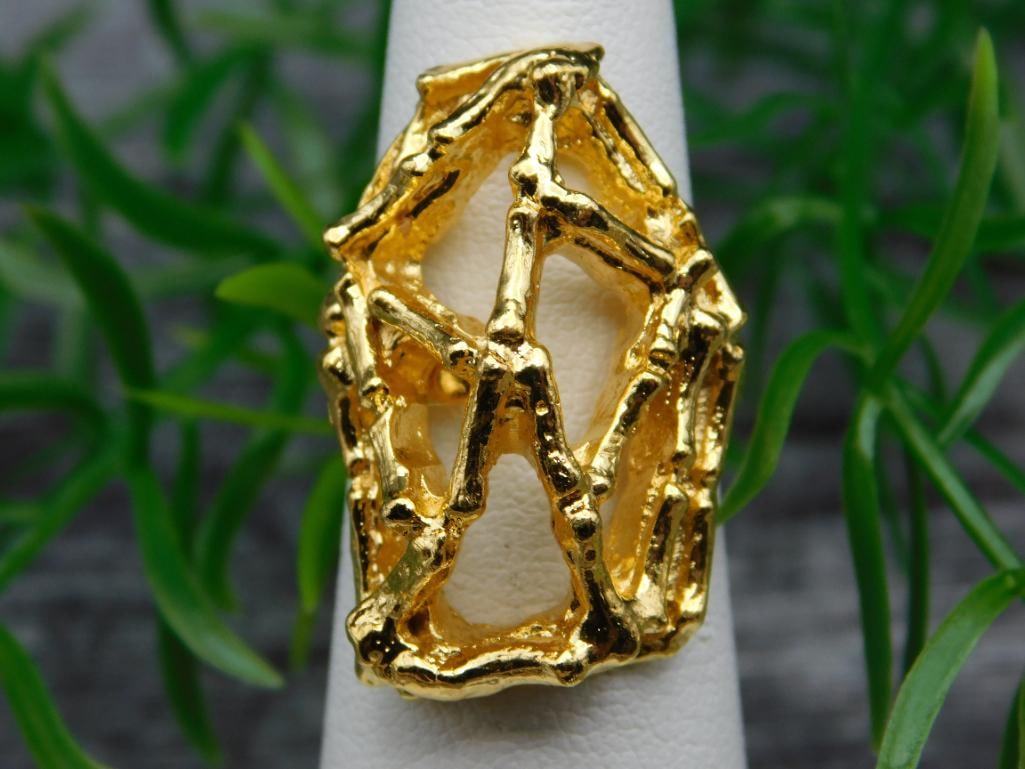 RING: WELCOME TO HATMAN AUCTIONS! SPECIAL NOTICE: Please see photos for measurements and descriptions. ***Yes, we have in house shipping with MANY REPEAT CUSTOMERS because of our streamlined service. ****We