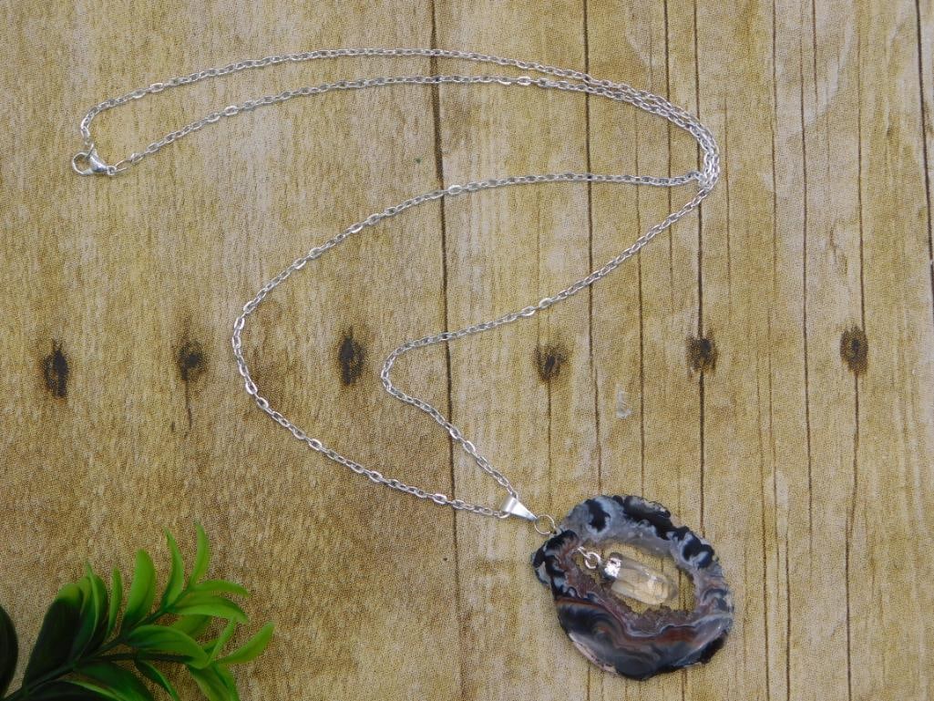GEODE SLICE PENDANT ON CHAIN ROCK STONE LAPIDARY SPECIMEN: WELCOME TO HATMAN AUCTIONS! SPECIAL NOTICE: Please see photos for measurements and descriptions. ***Yes, we have in house shipping with MANY REPEAT CUSTOMERS because of our streamlined service.