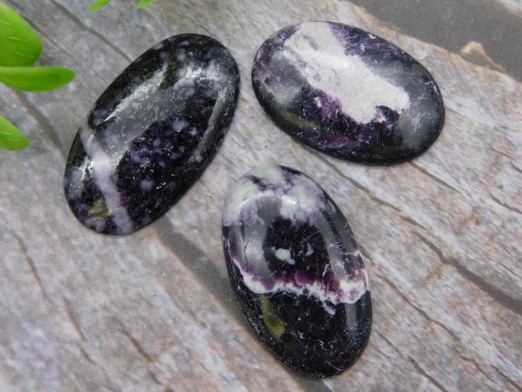 KAMMERERITE CABOCHON ROCK STONE LAPIDARY SPECIMEN: WELCOME TO HATMAN AUCTIONS! SPECIAL NOTICE: Please see photos for measurements and descriptions. ***Yes, we have in house shipping with MANY REPEAT CUSTOMERS because of our streamlined service.