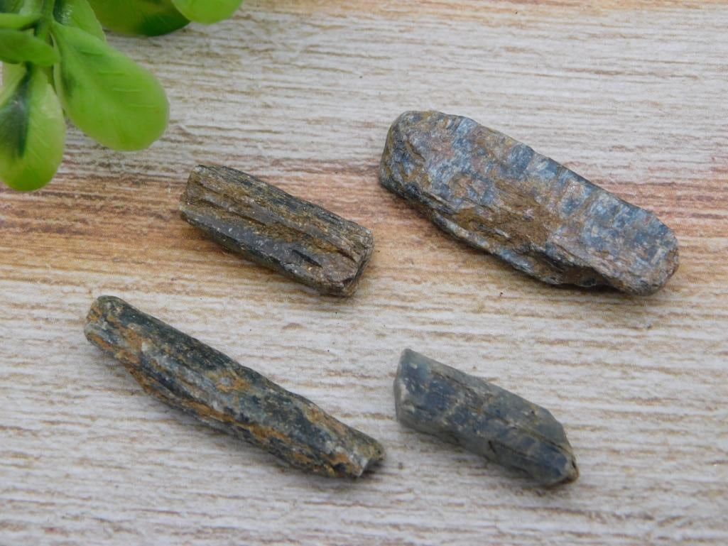 KYANITE ROCK STONE LAPIDARY SPECIMEN: WELCOME TO HATMAN AUCTIONS! SPECIAL NOTICE: Please see photos for measurements and descriptions. ***Yes, we have in house shipping with MANY REPEAT CUSTOMERS because of our streamlined service.