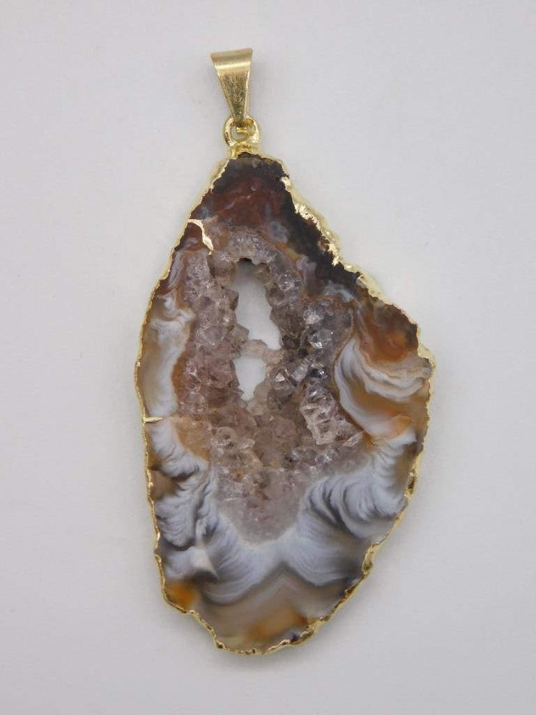 GEODE SLICE PENDANT ROCK STONE LAPIDARY SPECIMEN: WELCOME TO HATMAN AUCTIONS! SPECIAL NOTICE: Please see photos for measurements and descriptions. ***Yes, we have in house shipping with MANY REPEAT CUSTOMERS because of our streamlined service.