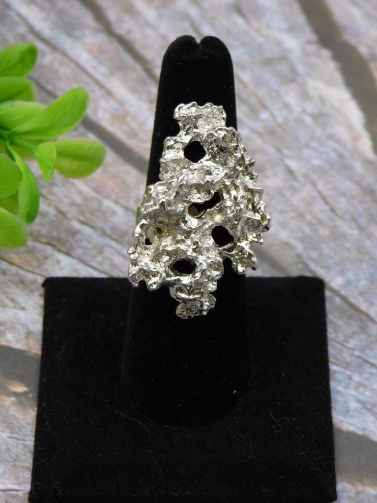 SILVER TONE RING ROCK STONE LAPIDARY SPECIMEN: SILVER TONE RING ROCK STONE LAPIDARY SPECIMEN