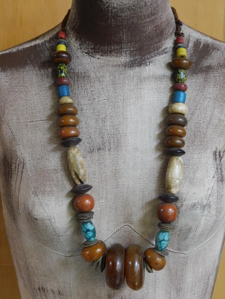 SHELL AND AMBER ACCENTED AFRICAN TRADE BEAD NECKLACE (1 of 4)