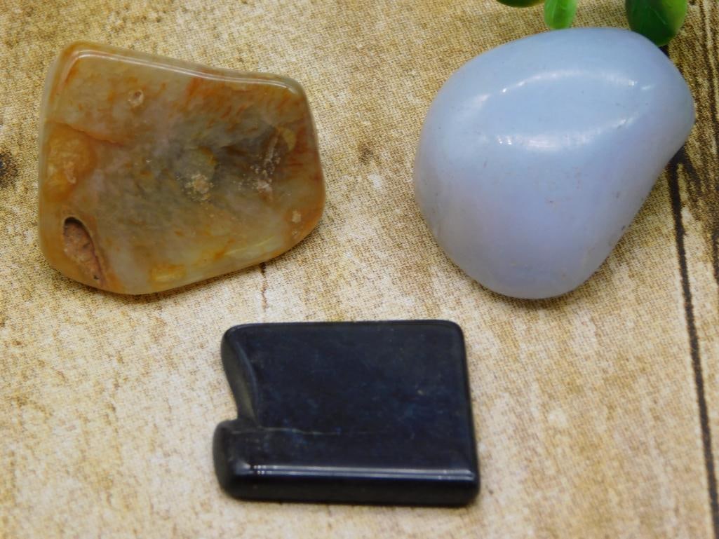 MIXED LOT ROCK STONE LAPIDARY SPECIMEN: MIXED LOT ROCK STONE LAPIDARY SPECIMEN — Part of our Discover Hidden Harbor, Crystals and Gems auction at HATMAN'S Auctions! Please see photos for measurements and condition. YES, we have in-house