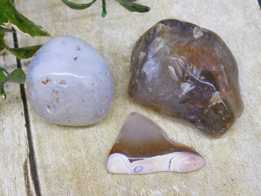 MIXED LOT ROCK STONE LAPIDARY SPECIMEN: MIXED LOT ROCK STONE LAPIDARY SPECIMEN — Part of our Discover Hidden Harbor, Crystals and Gems auction at HATMAN'S Auctions! Please see photos for measurements and condition. YES, we have in-house