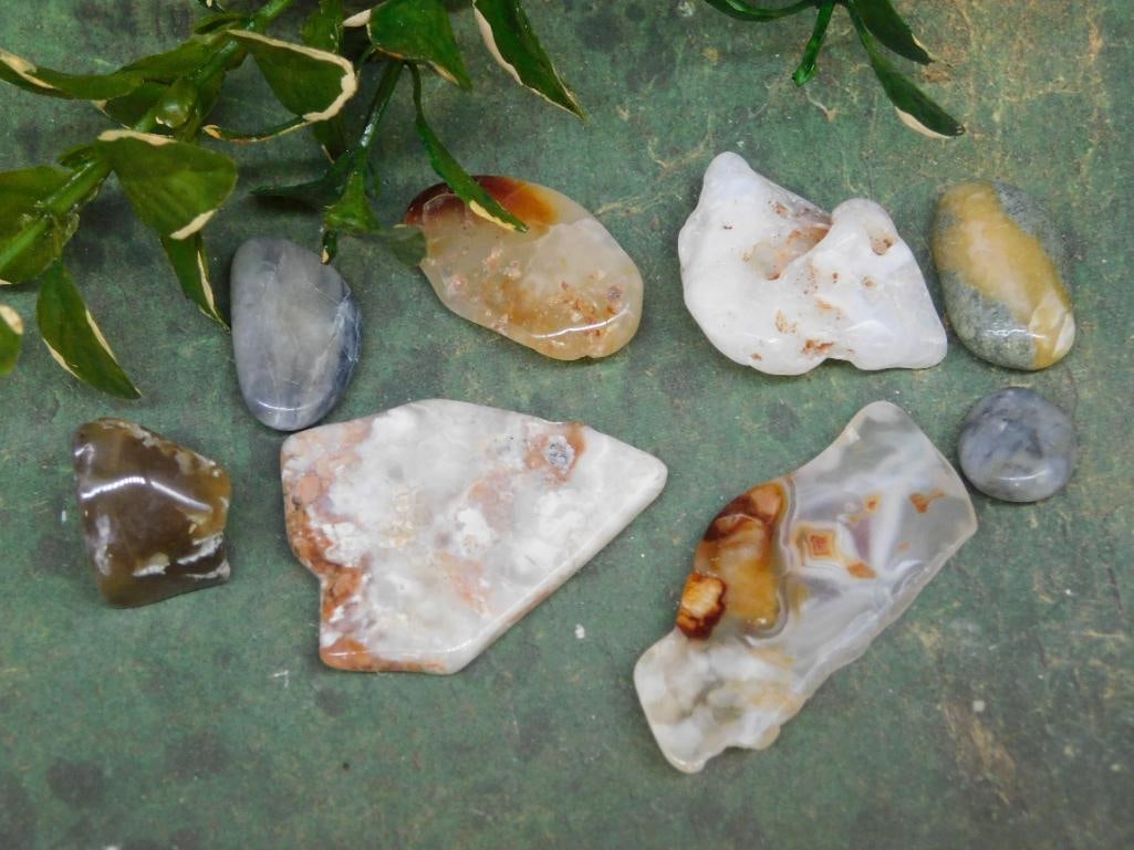 MIXED LOT ROCK STONE LAPIDARY SPECIMEN: MIXED LOT ROCK STONE LAPIDARY SPECIMEN — Part of our Discover Hidden Harbor, Crystals and Gems auction at HATMAN'S Auctions! Please see photos for measurements and condition. YES, we have in-house