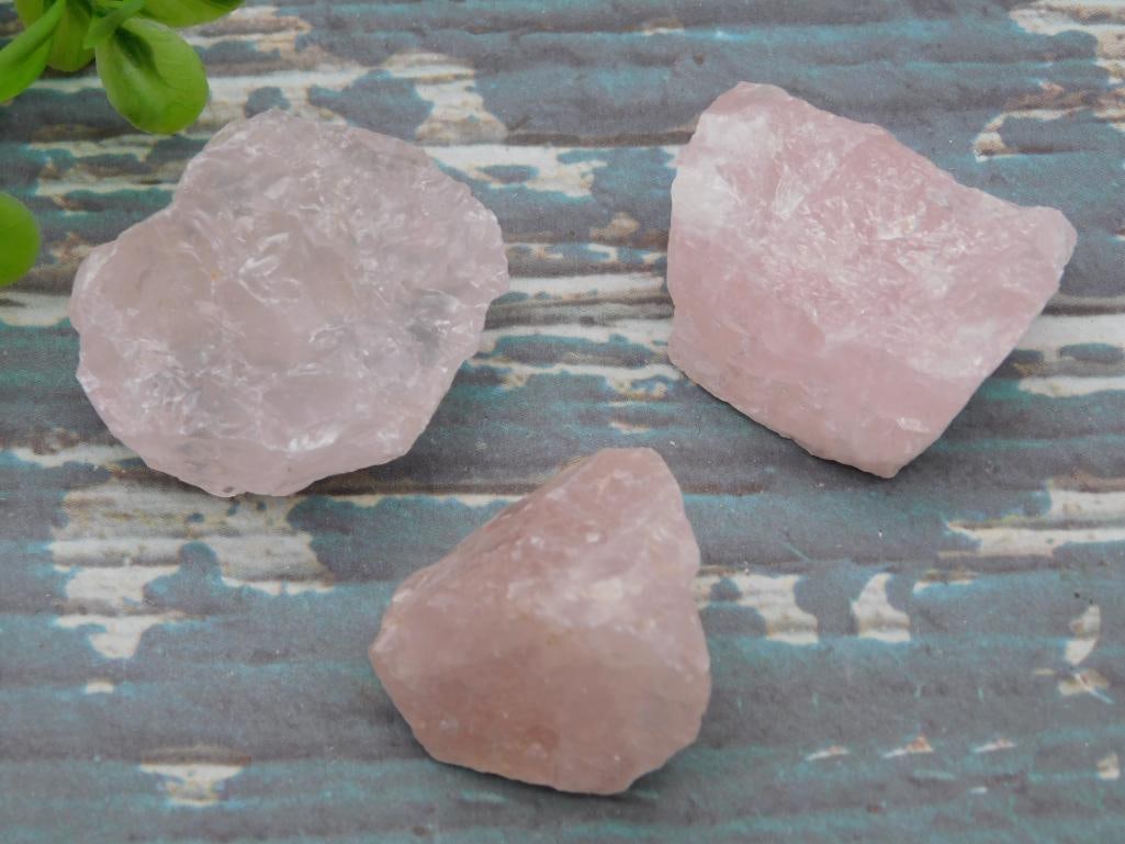 ROSE QUARTZ ROCK STONE LAPIDARY SPECIMEN: ROSE QUARTZ ROCK STONE LAPIDARY SPECIMEN — Part of our Discover Hidden Harbor, Crystals and Gems auction at HATMAN'S Auctions! Please see photos for measurements and condition. YES, we have