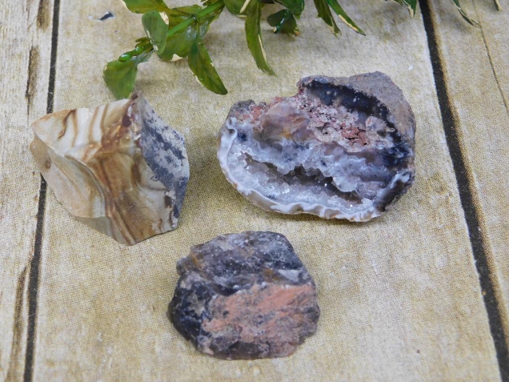 MIXED LOT ROCK STONE LAPIDARY SPECIMEN: MIXED LOT ROCK STONE LAPIDARY SPECIMEN — Part of our Discover Hidden Harbor, Crystals and Gems auction at HATMAN'S Auctions! Please see photos for measurements and condition. YES, we have in-house s