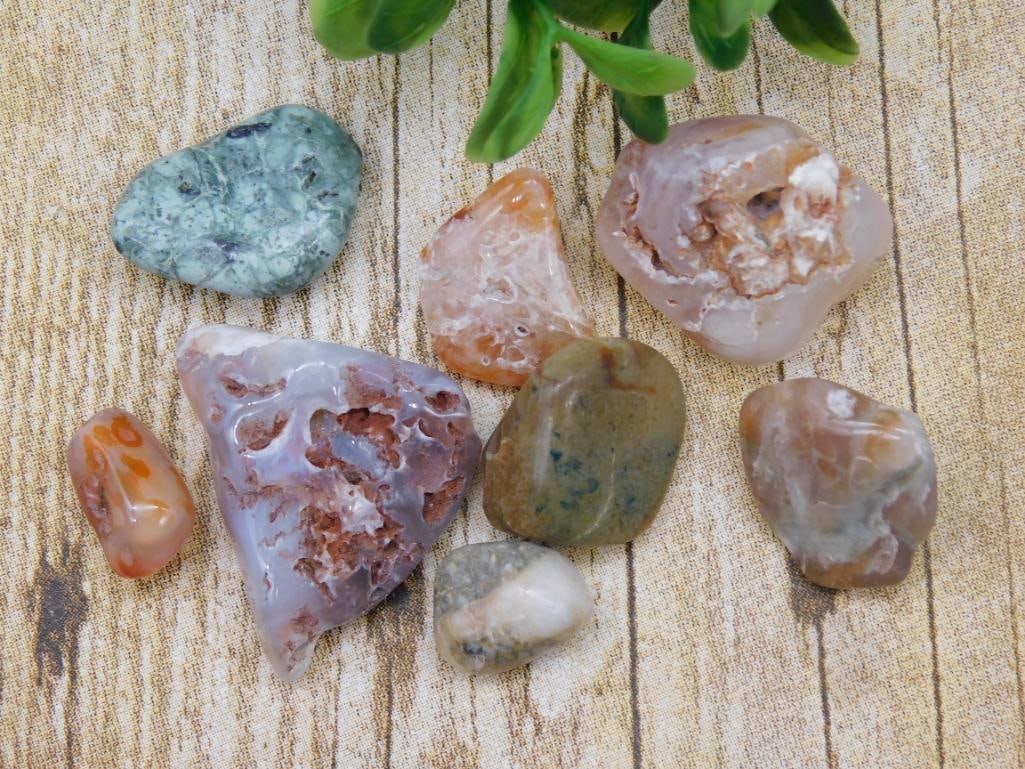 MIXED LOT ROCK STONE LAPIDARY SPECIMEN: MIXED LOT ROCK STONE LAPIDARY SPECIMEN — Part of our Discover Hidden Harbor, Crystals and Gems auction at HATMAN'S Auctions! Please see photos for measurements and condition. YES, we have in-house s